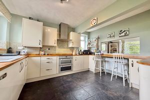 Kitchen/Breakfast Room- click for photo gallery